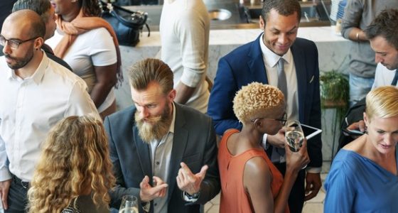 diversos-empresarios-en-una-cena